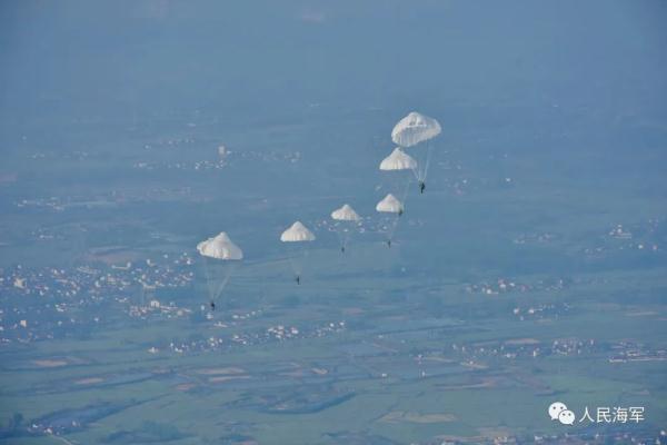 千米高空，海军陆战队女兵伞降训练