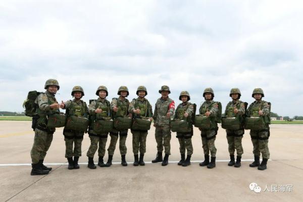 千米高空，海军陆战队女兵伞降训练