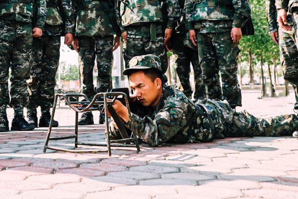 摸枪初体验！武警新兵开展首次操枪训练