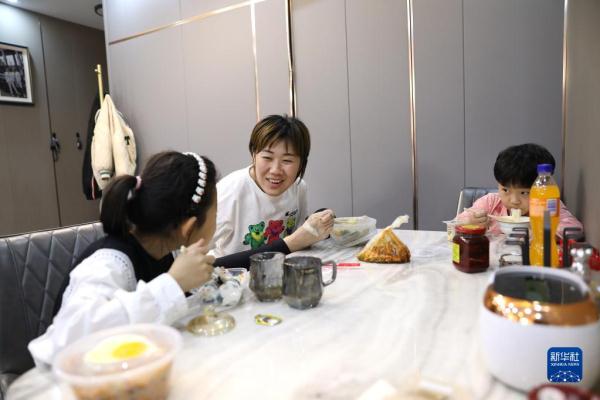 无臂妈妈的顽强人生