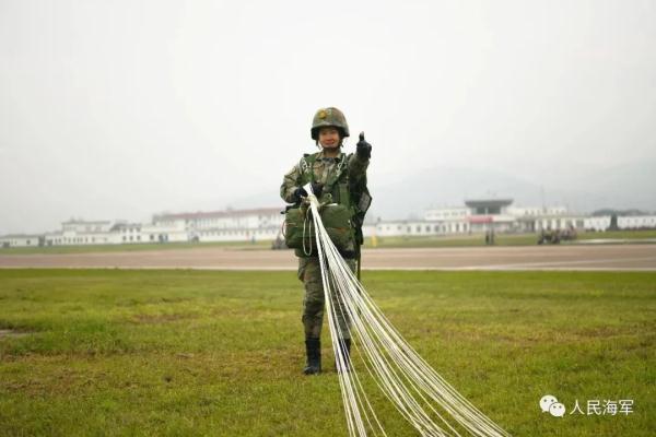 千米高空，海军陆战队女兵伞降训练