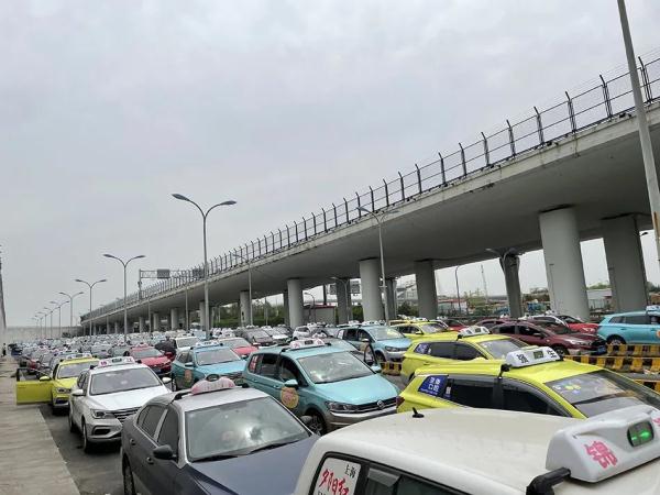 车站机场外出租车乱象：漫天要价、拒载挑客