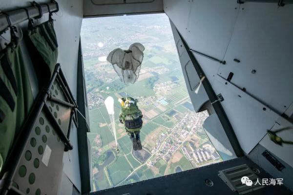 千米高空，海军陆战队女兵伞降训练