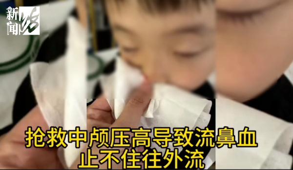 遛狗不拴绳还对孩子动手，突破了三重底线！