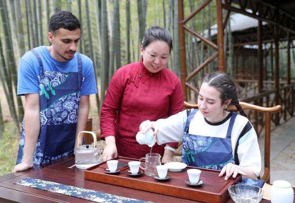 山东青岛：留学生体验中国茶文化