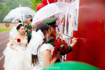 高甜！军营集体婚礼浪漫来袭
