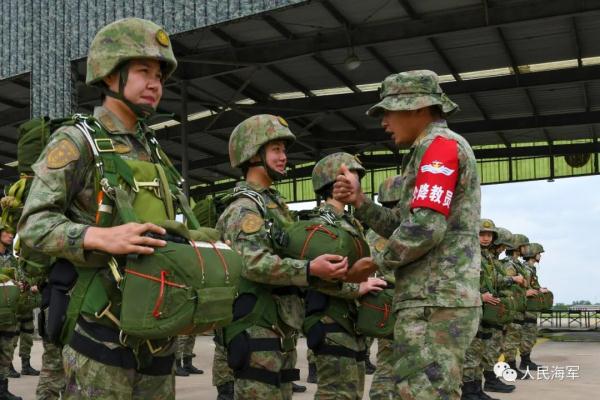 千米高空，海军陆战队女兵伞降训练