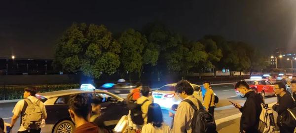 车站机场外出租车乱象：漫天要价、拒载挑客