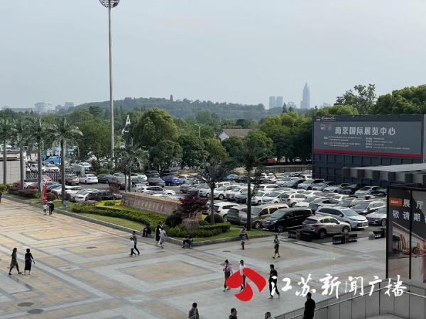 玄武湖周边新增上百大巴停车位 旅游办展两不误