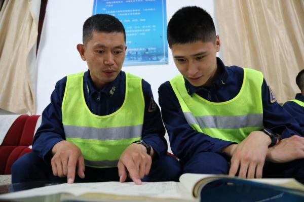 星斗下的航迹：向战而飞！飞行学员夜间独自驾驶战机奔向月光