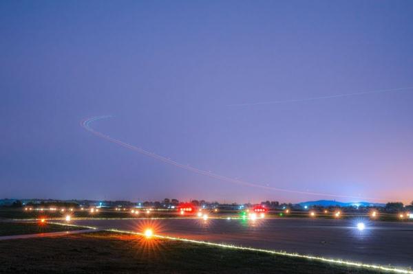 星斗下的航迹：向战而飞！飞行学员夜间独自驾驶战机奔向月光