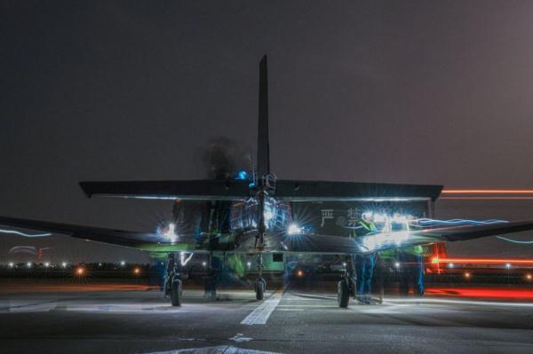 星斗下的航迹：向战而飞！飞行学员夜间独自驾驶战机奔向月光