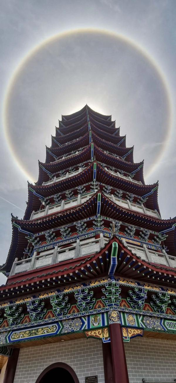 重庆巫溪出现日晕奇观