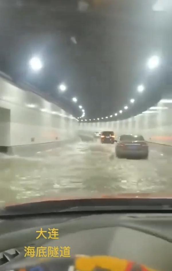 大连湾海底隧道漏水车辆紧急撤离？交警：系误读，实为辅路消防设施漏水
