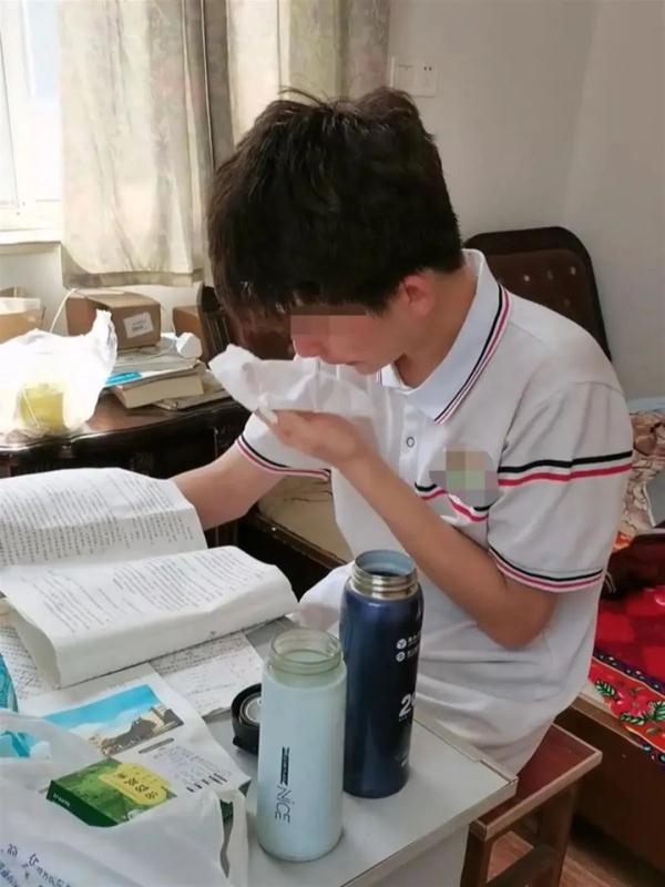 初中男生母亲节送花被骂哭？妈妈最新回应：想了一晚上，确实做错了
