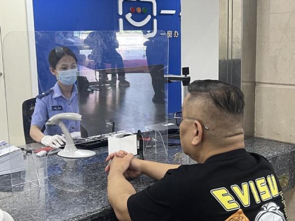 内地与澳门驾照互认互领首日 280澳门司机喜饮“头啖汤” 内地与澳门驾照互认互领首日 280澳门司机喜饮“头啖汤”