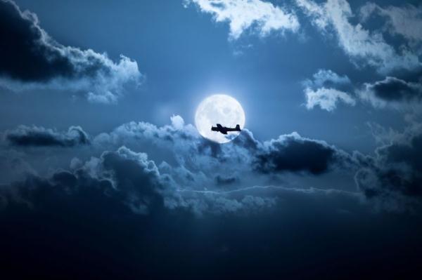 星斗下的航迹：向战而飞！飞行学员夜间独自驾驶战机奔向月光