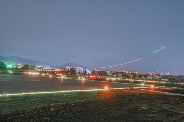 星斗下的航迹：向战而飞！飞行学员夜间独自驾驶战机奔向月光