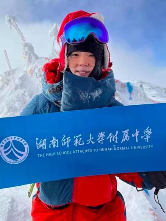 “媛”梦巅峰！中国16岁女生登顶珠峰