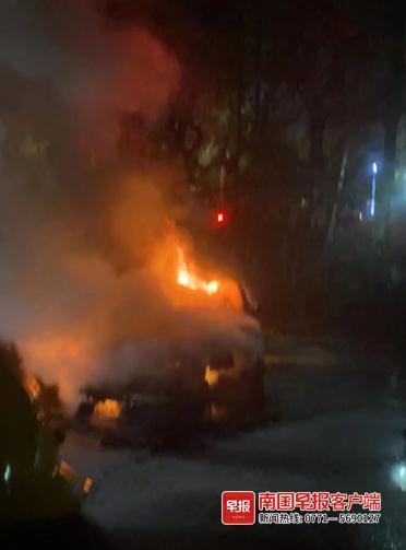 凌晨一声巨响!车主刚离开不久,宝马车自燃烧毁 凌晨一声巨响!车主刚离开不久,宝马车自燃烧毁