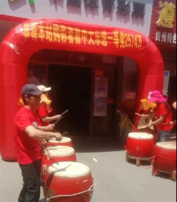 夜市摊主买彩票中奖2574万元,当场兴奋掀桌?官方回应来了 夜市摊主买彩票中奖2574万元,当场兴奋掀桌?官方回应来了