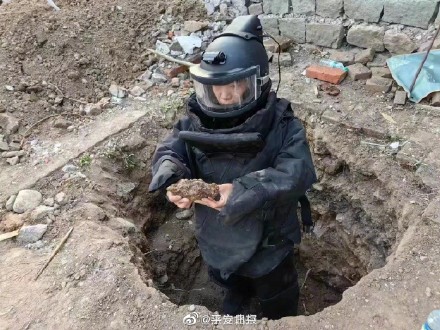 村民院子里挖出102枚手榴弹