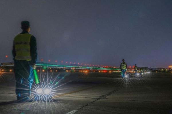 星斗下的航迹：向战而飞！飞行学员夜间独自驾驶战机奔向月光