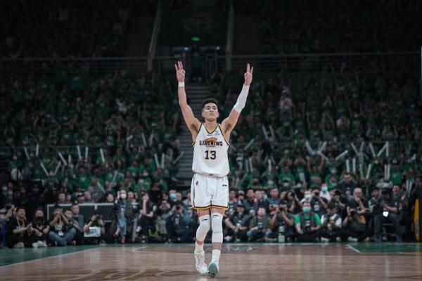 辽宁队卫冕CBA总冠军 赵继伟蝉联总决赛最有价值球员 辽宁队卫冕CBA总冠军 赵继伟蝉联总决赛最有价值球员