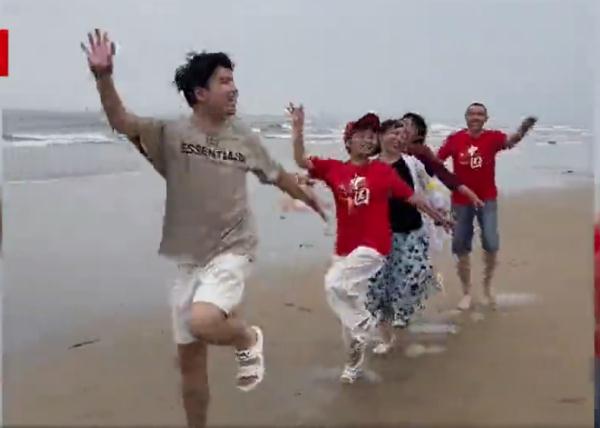 200元即享“夸夸团”服务，现在的年轻人爱上了老年团“团宠”的感觉？