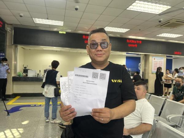 内地与澳门驾照互认互领首日 280澳门司机喜饮“头啖汤” 内地与澳门驾照互认互领首日 280澳门司机喜饮“头啖汤”