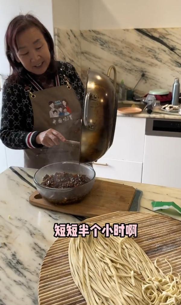 山东婆婆法国做手擀面,馋哭隔壁邻居! 山东婆婆法国做手擀面,馋哭隔壁邻居!