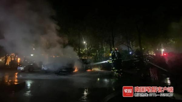 凌晨一声巨响!车主刚离开不久,宝马车自燃烧毁 凌晨一声巨响!车主刚离开不久,宝马车自燃烧毁