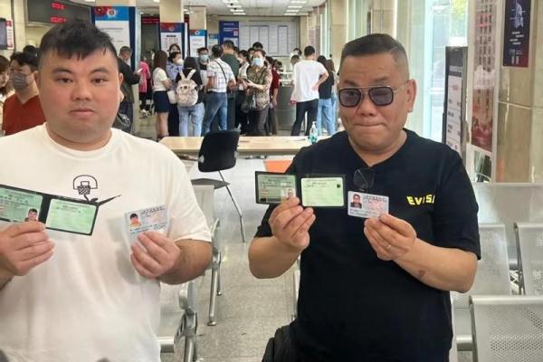 内地与澳门驾照互认互领首日 280澳门司机喜饮“头啖汤” 内地与澳门驾照互认互领首日 280澳门司机喜饮“头啖汤”