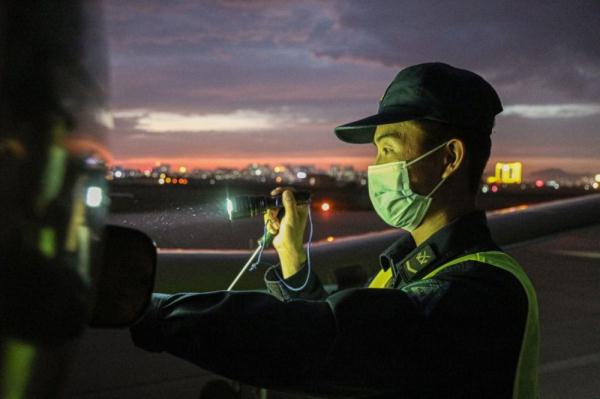 星斗下的航迹：向战而飞！飞行学员夜间独自驾驶战机奔向月光