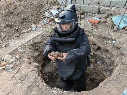 村民院子里挖出102枚手榴弹! 村民院子里挖出102枚手榴弹!