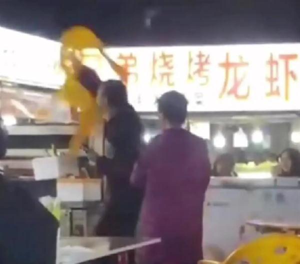 夜市摊主买彩票中奖2574万元,当场兴奋掀桌?官方回应来了 夜市摊主买彩票中奖2574万元,当场兴奋掀桌?官方回应来了