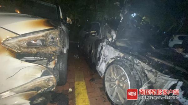 凌晨一声巨响!车主刚离开不久,宝马车自燃烧毁 凌晨一声巨响!车主刚离开不久,宝马车自燃烧毁