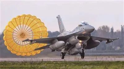 帮战斗机“刹车” 帮战斗机“刹车”