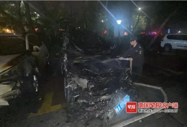 凌晨一声巨响!车主刚离开不久,宝马车自燃烧毁 凌晨一声巨响!车主刚离开不久,宝马车自燃烧毁