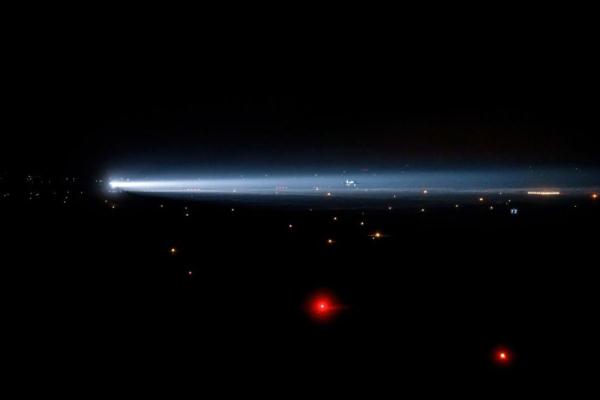 星斗下的航迹：向战而飞！飞行学员夜间独自驾驶战机奔向月光