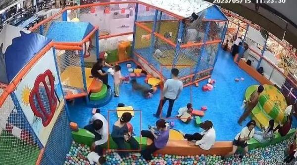 4岁男童游乐园内遭男子连续暴摔，警方最新通报