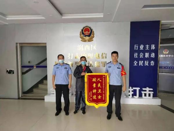 见到警服，秒怂！