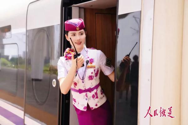 8位美女列车长带你“云”游四海