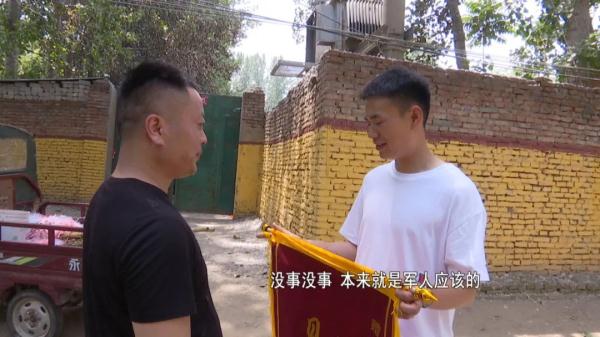 探亲休假遇火灾 兵哥哥勇闯火场救出七旬老人