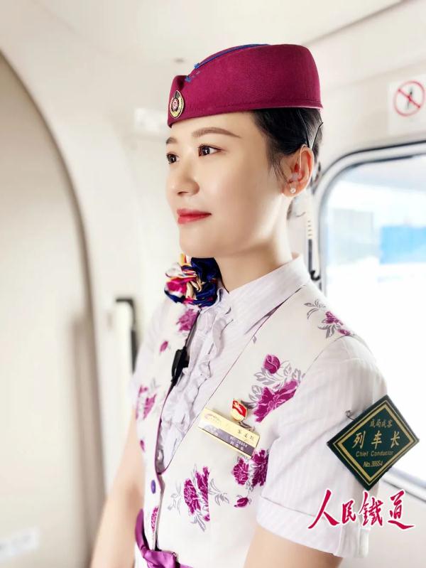 8位美女列车长带你“云”游四海