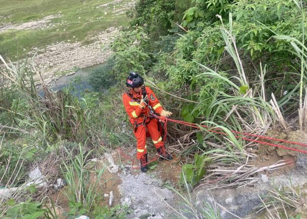 这个爱好真要命!男子被困50米山崖 这个爱好真要命!男子被困50米山崖