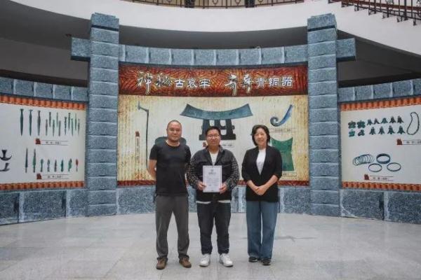 云南一小伙路遇“神秘”老人,5600元买下战国古青铜剑,竟是真的…… 云南一小伙路遇“神秘”老人,5600元买下战国古青铜剑,竟是真的……