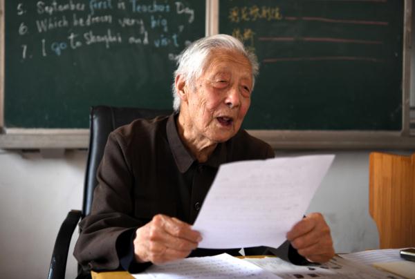 这位95岁退休教师跟医生“吵架”，老人赢了，网友却哭了……