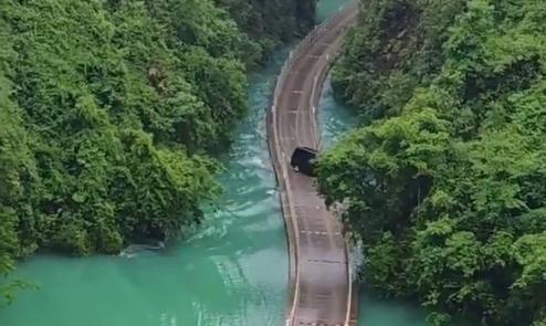 最新通报！“网红浮桥有车落水”5人死亡，景区暂停营业