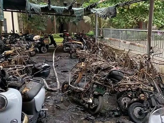 凌晨起火，40余辆电动自行车被烧毁！